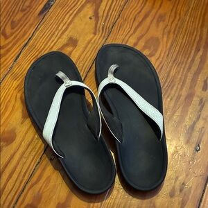 OluKai Women's Black and Cream Sandals